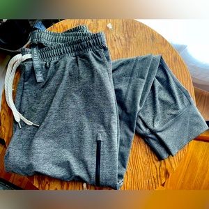 Men’s Vuori Sunday Performance Joggers, Charcoal size Large